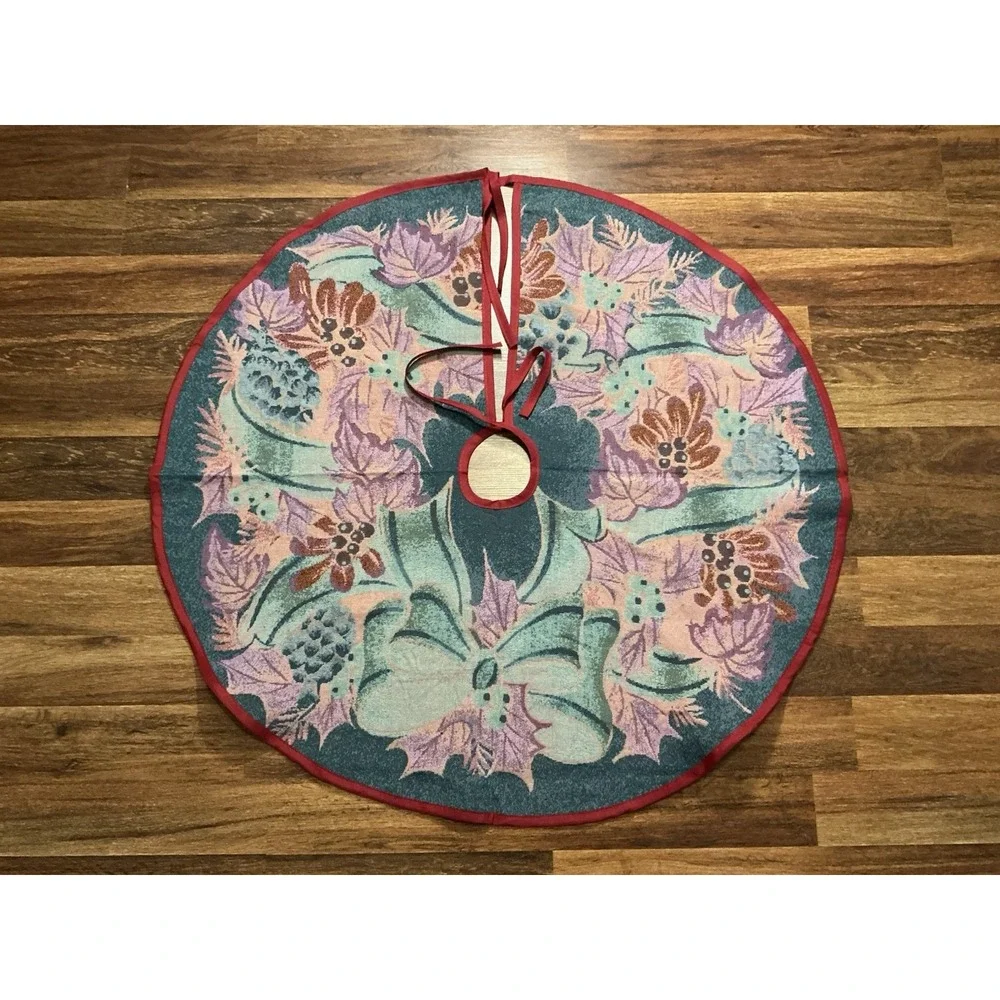 Christmas Tree Skirt 38in Diameter Holiday Wreath Hollies Berries Pinecones